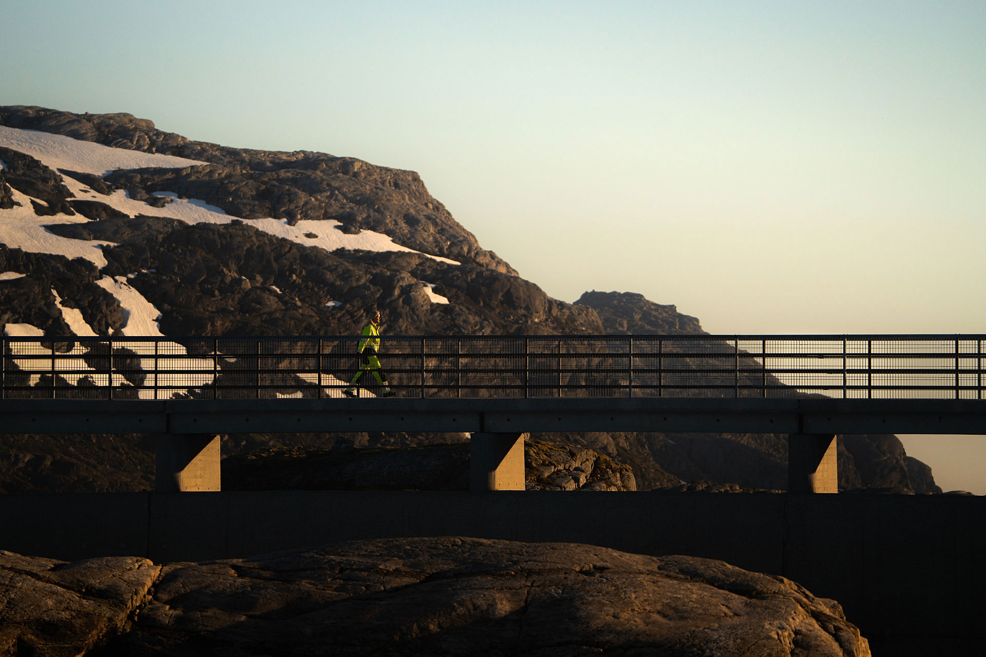 Dam i solnedgang